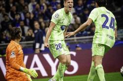 开云体育app-欧冠决赛突发暴雨，主场球迷欢呼雨中观战