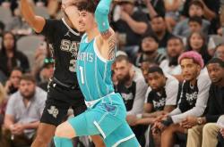 开云体育-黄蜂大胜热火取得胜利，布里奇斯率队逆袭赢得胜利