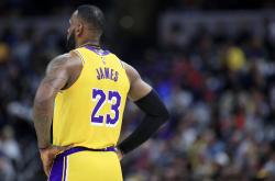 开云下载-热火对阵湖人NBA明星球员华丽对决