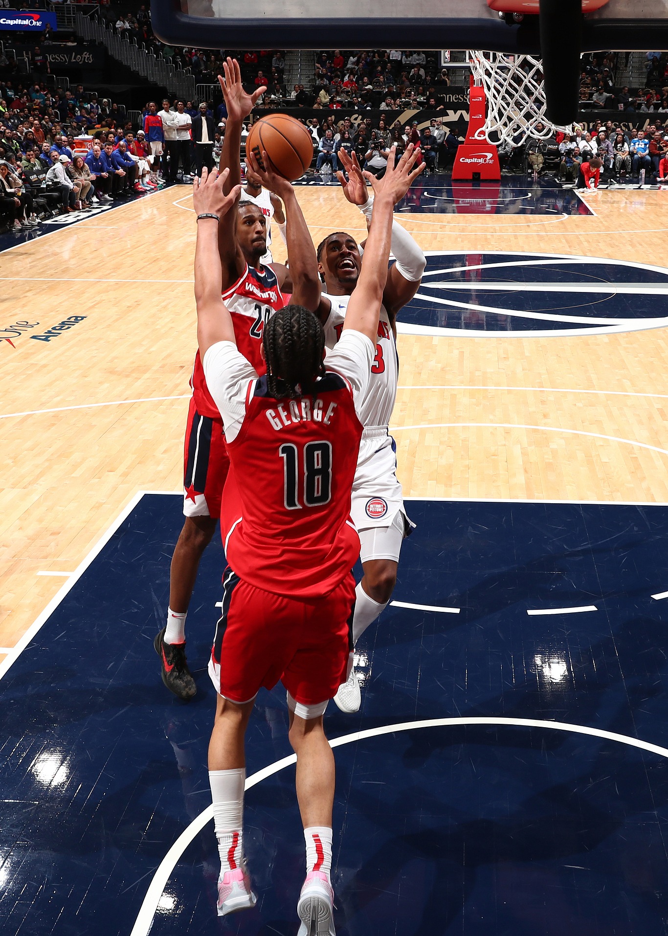 活塞内线防守发威，击退篮网