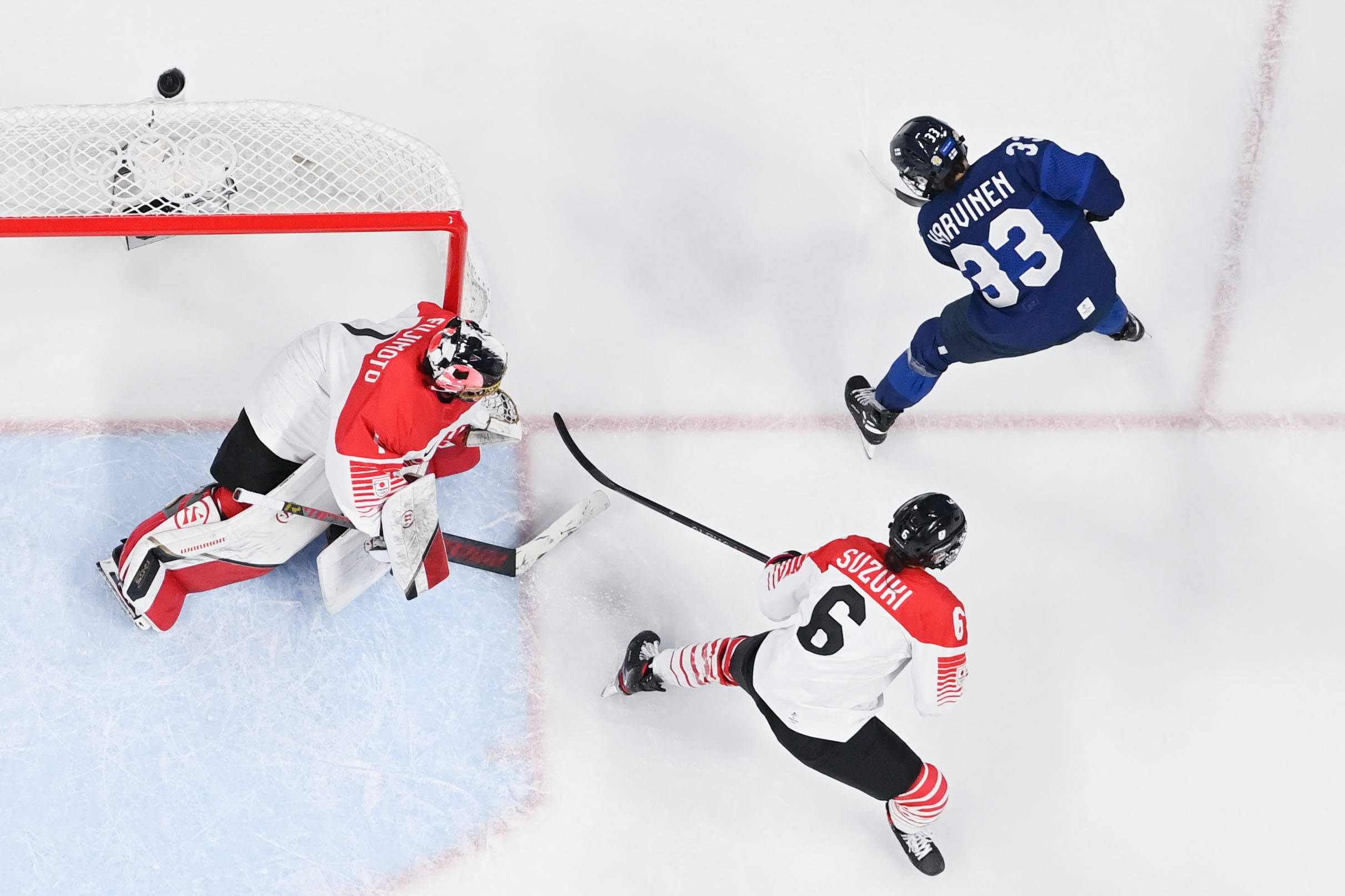 欢呼胜利芬兰冰球队逆袭获得宝贵分数 欢呼胜利芬兰冰球队逆袭获得宝贵分数