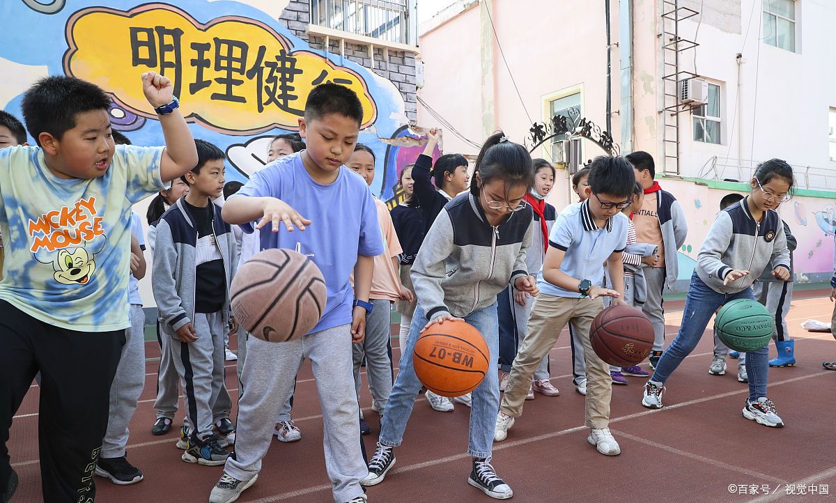 篮球明星在社交平台上分享居家锻炼视频