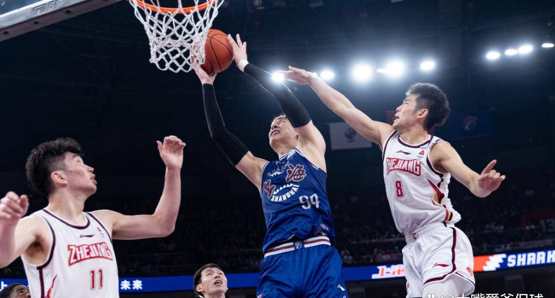 上海男篮在场上发挥出色赢得了士气 上海男篮在场上发挥出色赢得了士气