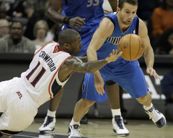 老鹰击败小牛，取得胜利