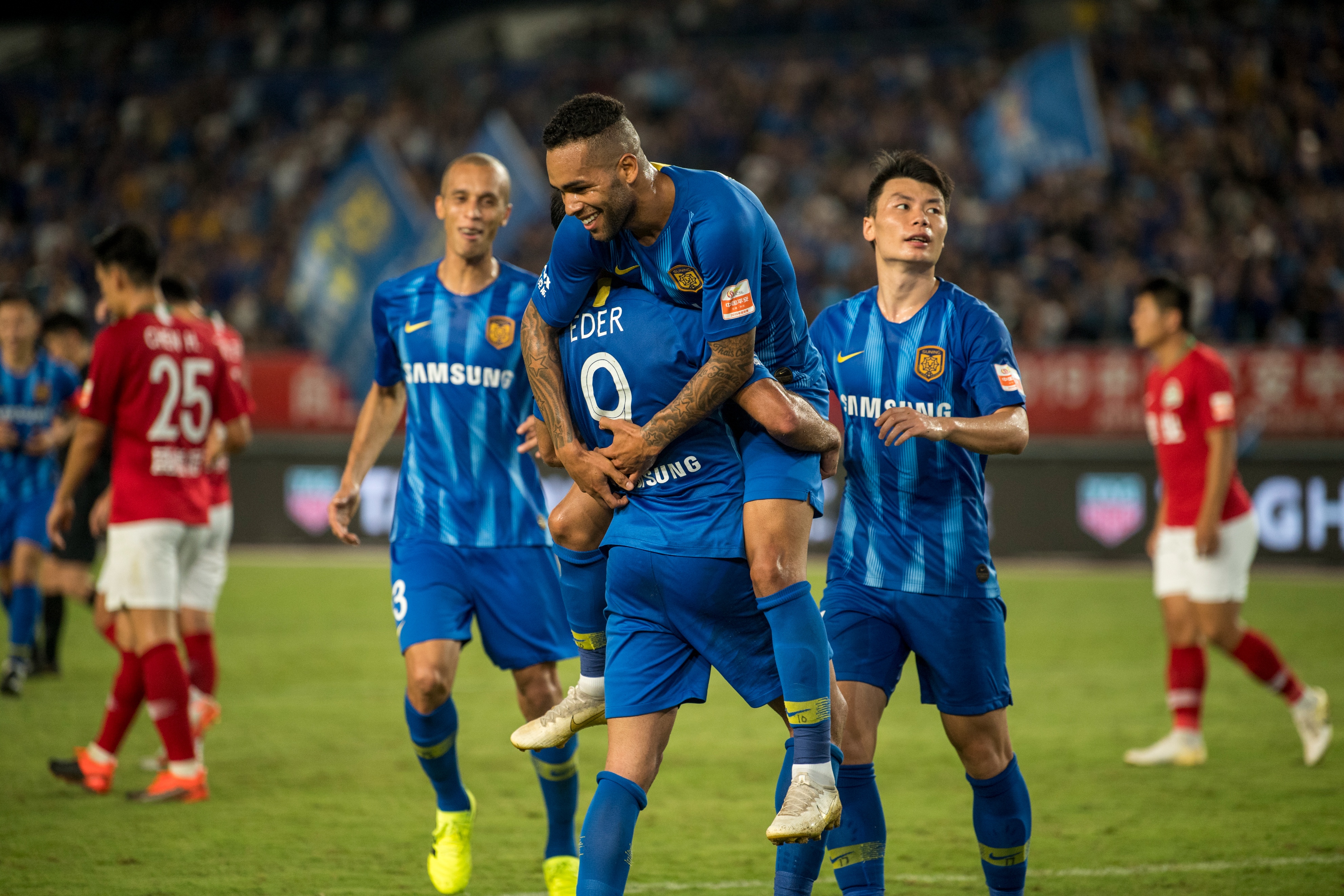 包含江苏苏宁战胜广州恒大足协杯晋级16强的词条